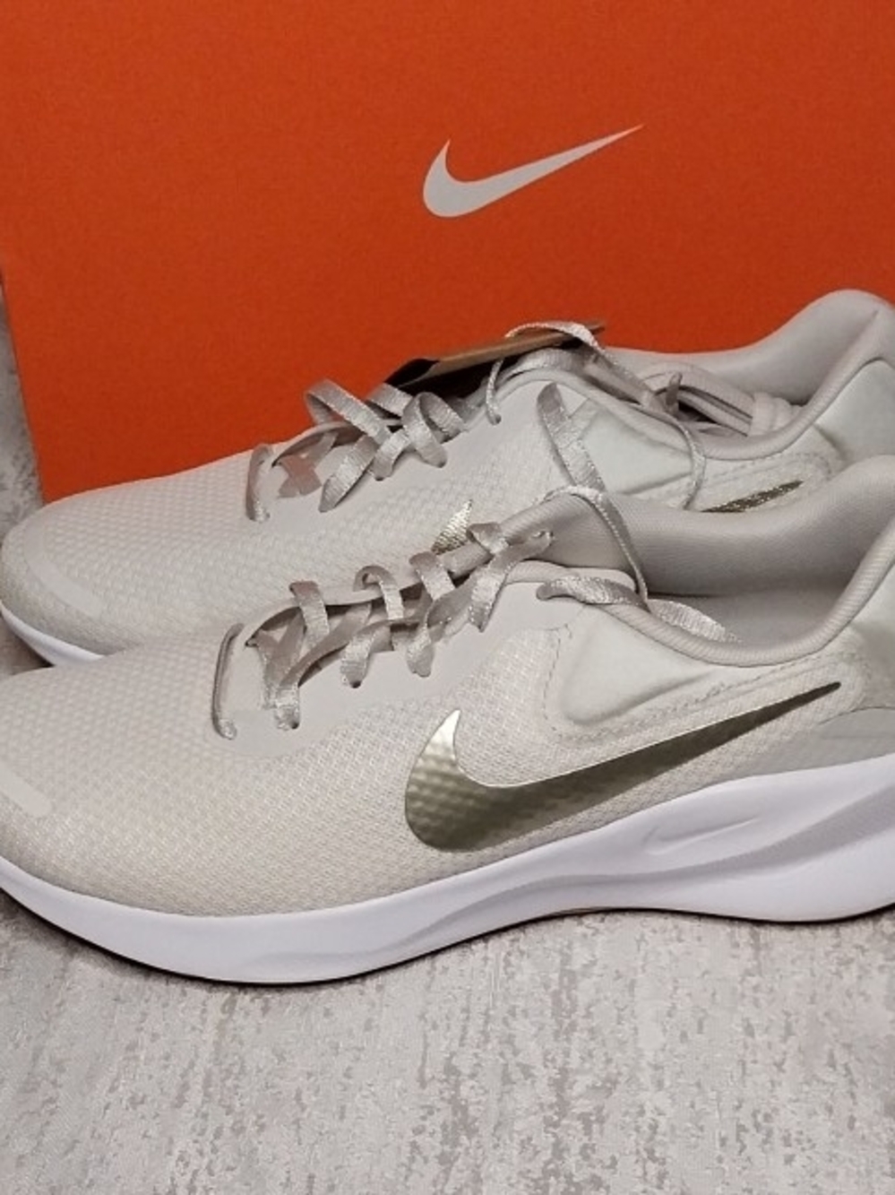 Nike Revolution 7 Women's Sz 9 Light Bone Running Shoes with Metallic Swoosh